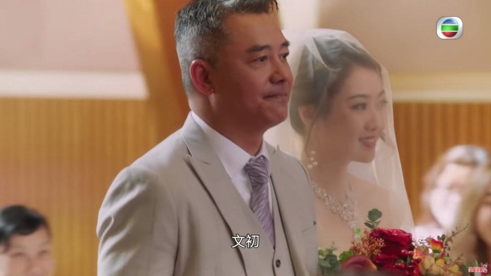 其實相片係同新郎新娘討論特登影出嚟博君一笑,同新郎拖手嘅亦係新娘嘅好友。