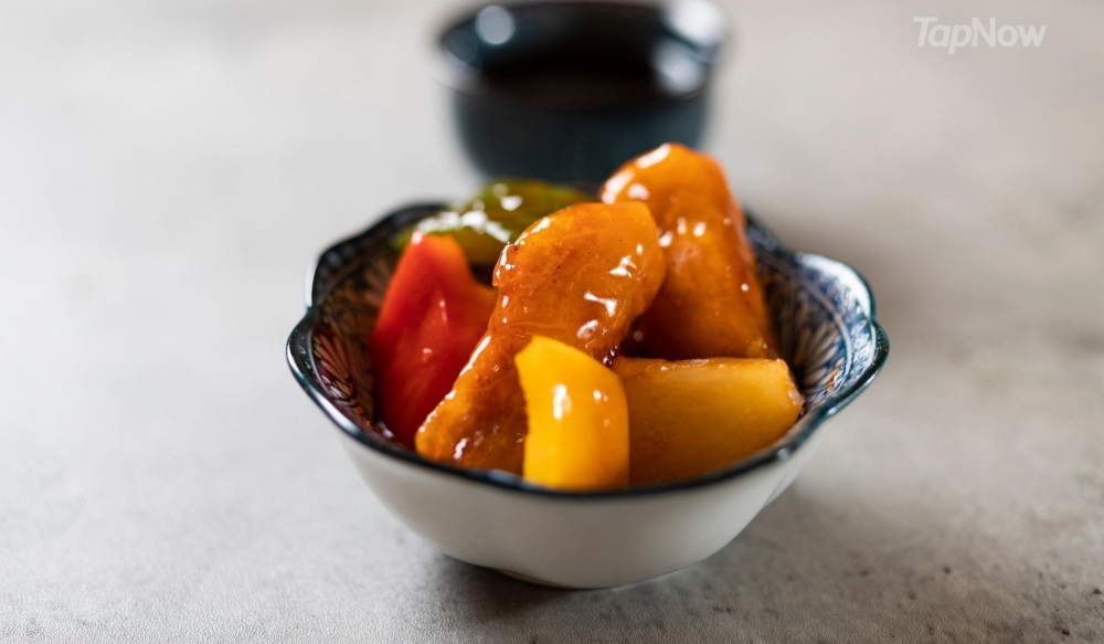 新鮮菠蘿拔絲咕嚕肉肉質豐厚,味道引人入勝