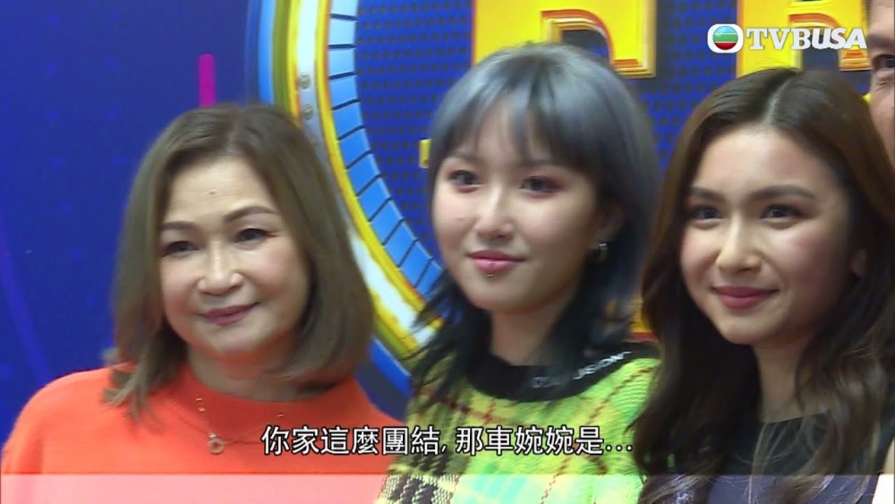 番薯卡同家姐風格非常唔同，頭髮漂染成霧灰藍，十分搶眼