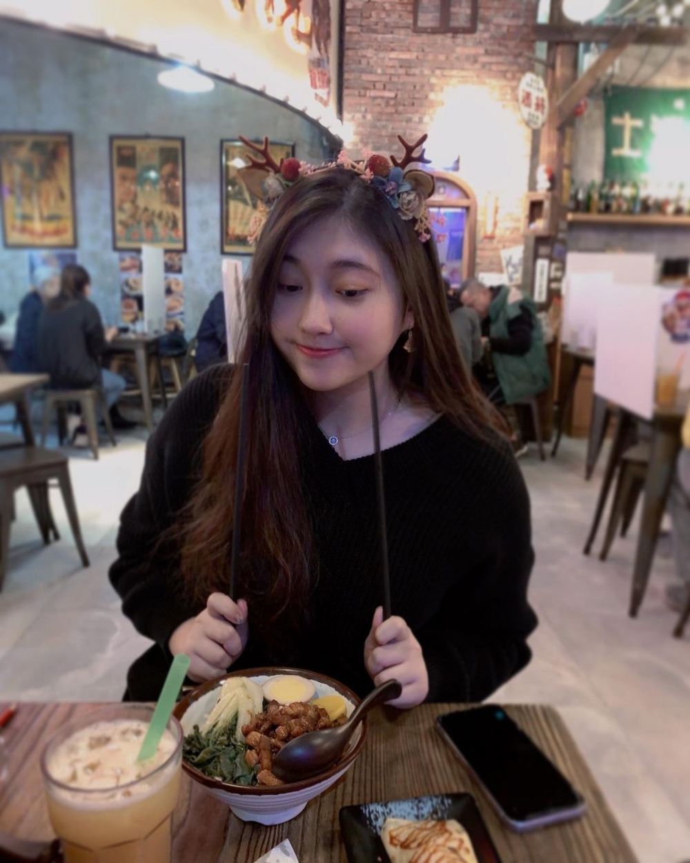 19號馮子恒(比比)在IG分享的照片看起來不肥,最多只有少少肉底~