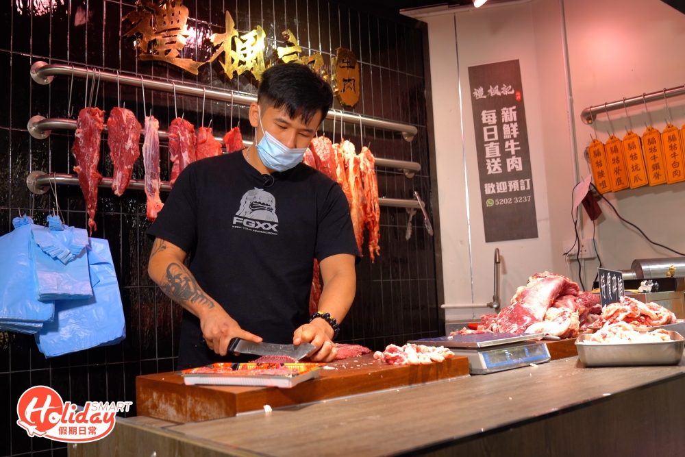 看起來外表粗獷的阿禮以前從事海鮮檔,年輕時貪玩不務正業,但勝在肯搏肯捱,當時任職劏魚的他,在機緣巧合下,受到鄰舖的牛肉檔師兄邀請加入,「劏魚重覆數個步驟較沉悶,劏牛相對技術層面較多,需長時間學習,比較有挑戰性」