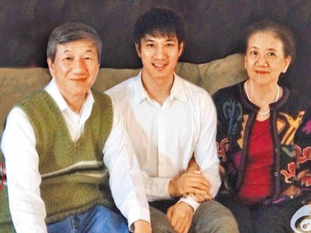 王力宏與父母衣著與表情等都同上圖想同,中間卻少了李靚蕾