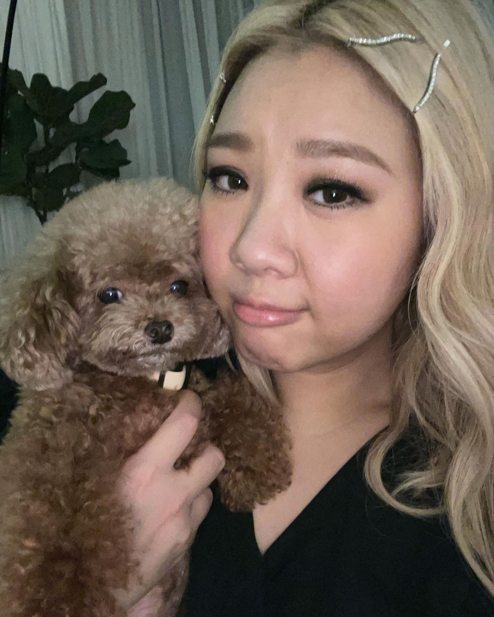 現時豪宅單位係欣宜同2隻狗狗一齊居住～