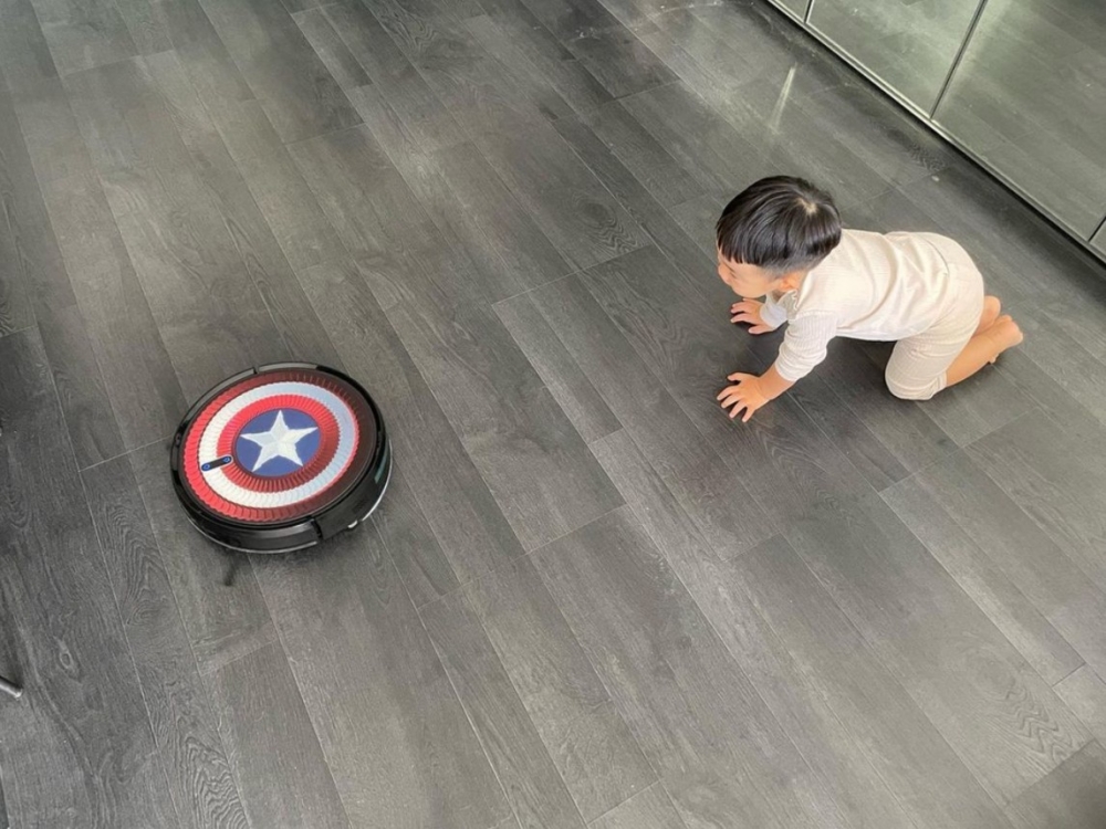 地面用上冷灰色木紋磚