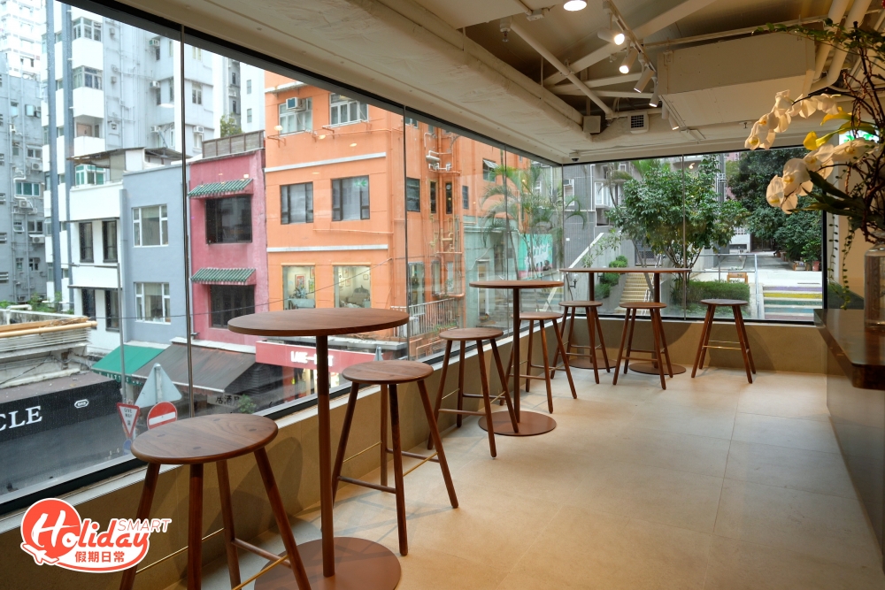 新店提供約45個座位,每層設計融入灣仔區的獨特元素,突顯日月星街主題,1樓設有手沖咖啡吧,顧客可以觀賞到咖啡師製作精品咖啡的過程。