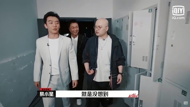 黎耀祥走在二人後面