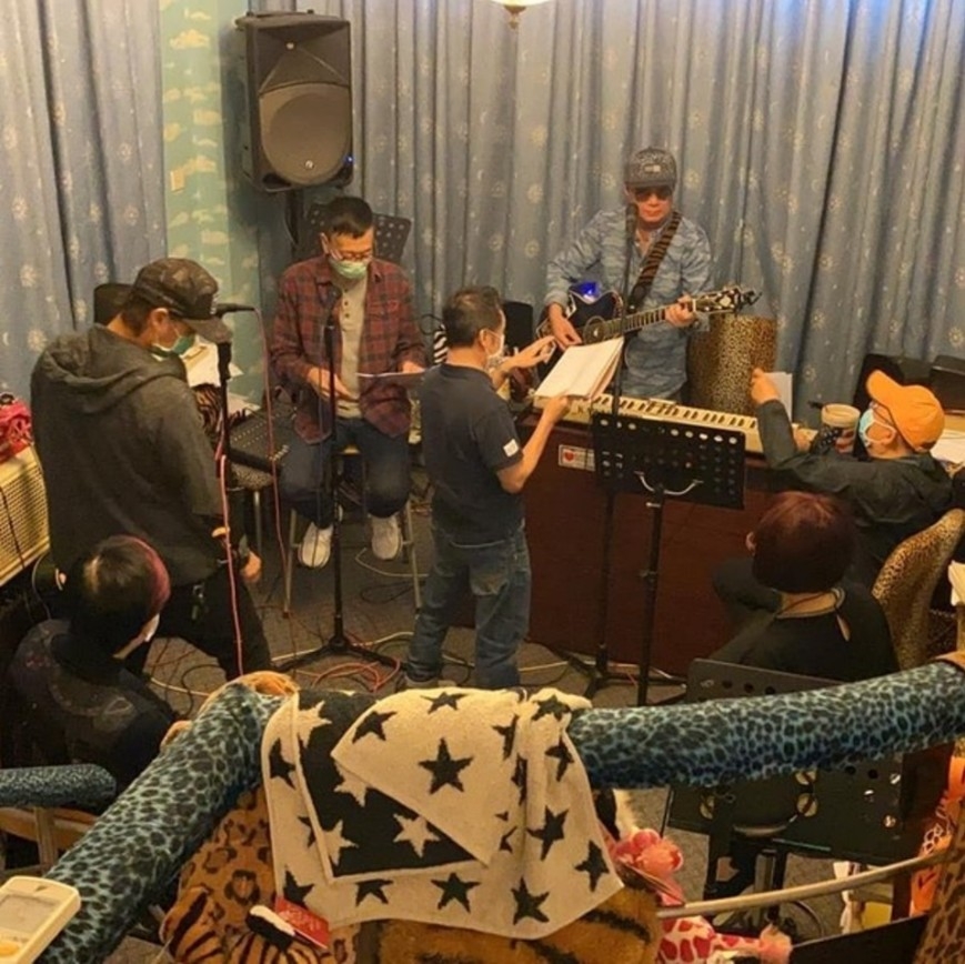 鄭丹瑞曾拍攝許冠傑家中音樂室環境