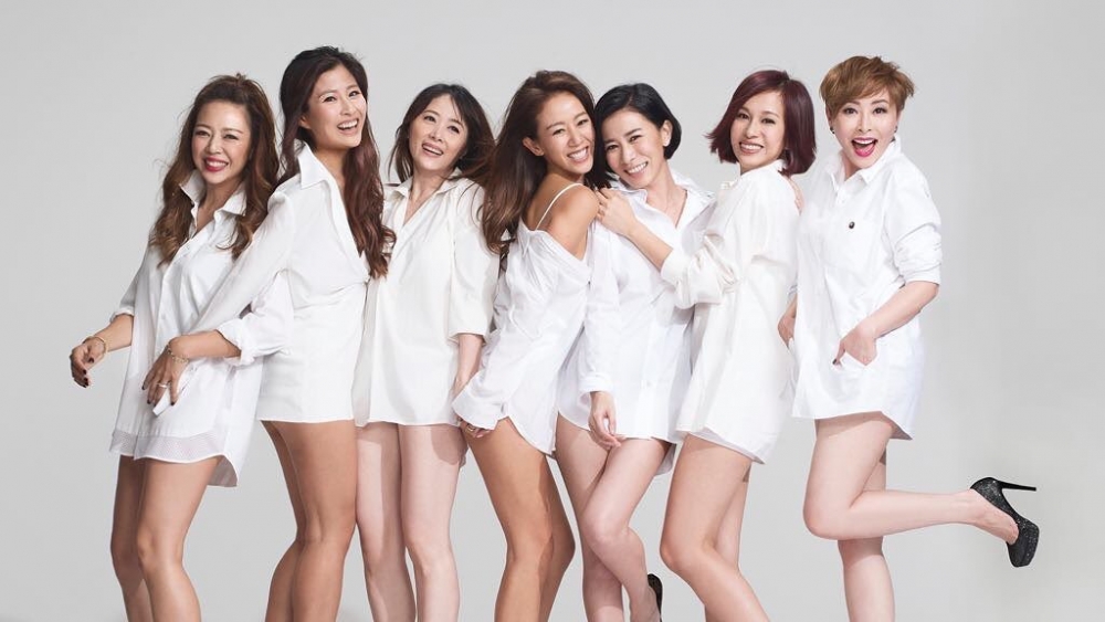 梁靖琪與佘詩曼、湯盈盈、文頌嫻、姚樂怡、周家蔚及鍾麗淇組成姊妹團「七魔女」