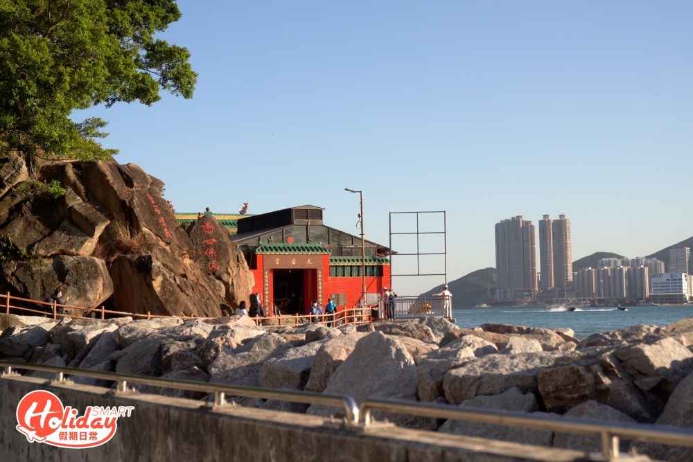穿過海鮮街就會見到分岔路,靠右邊沿著天后宮方向繼續行,再穿過正在進行工程的石灘和民居,經過壁畫長廊,大約10分鐘就會看到天后宮。