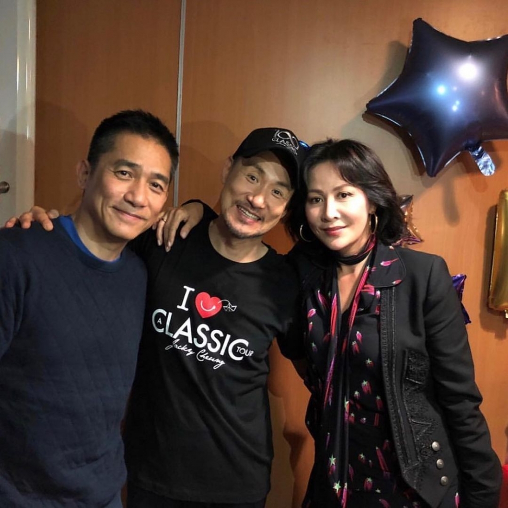 梁朝偉喺太太生日宴會上同其他賓客合照都保持社交距離,唔少網友大讚佢以行動令老婆安心