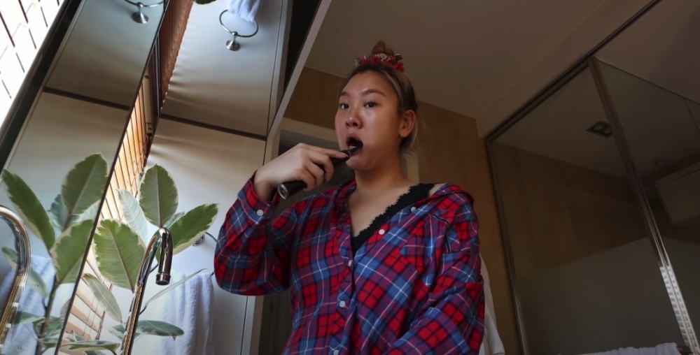 浴室內就擺放咗一個盆栽，設計豪華時尚～