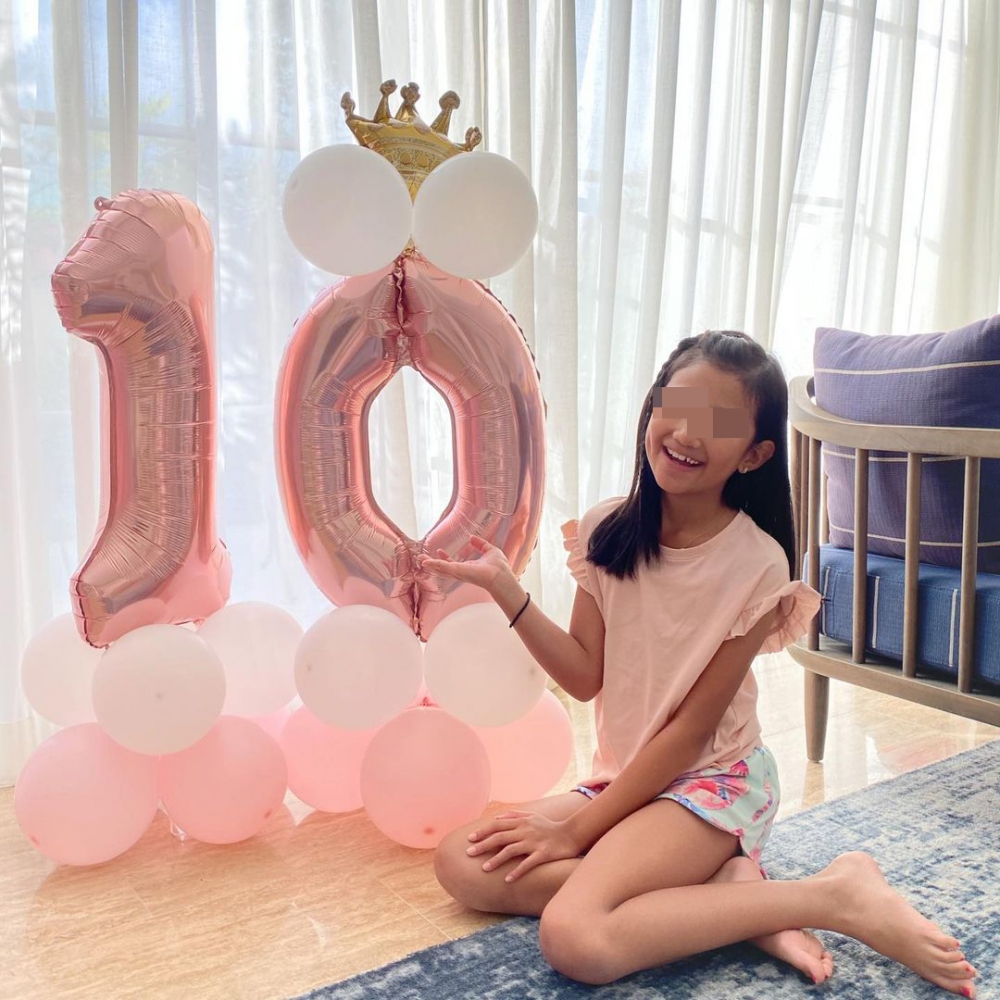 女兒Dora早前在透光感嘅窗旁拍生日照