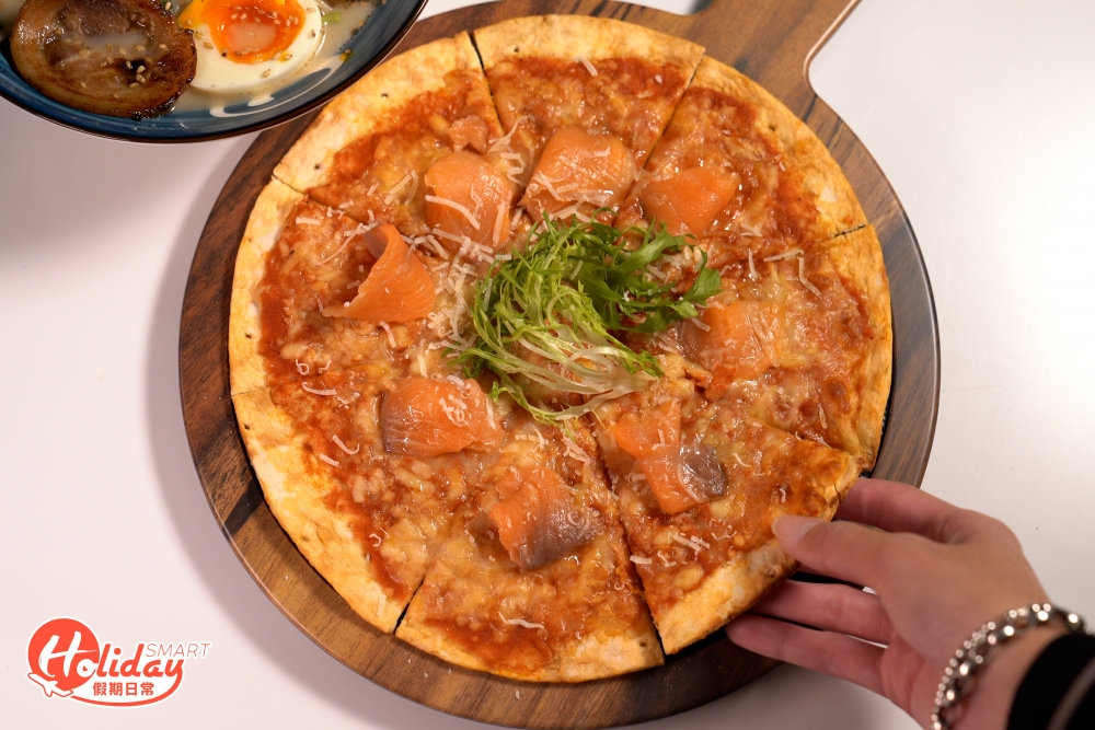 餵飽主子就輪到主人,主人餐單都不馬虎且有水準,餐廳提供日式和西式料理,包括拉麵、Pizza和蛋糕等。