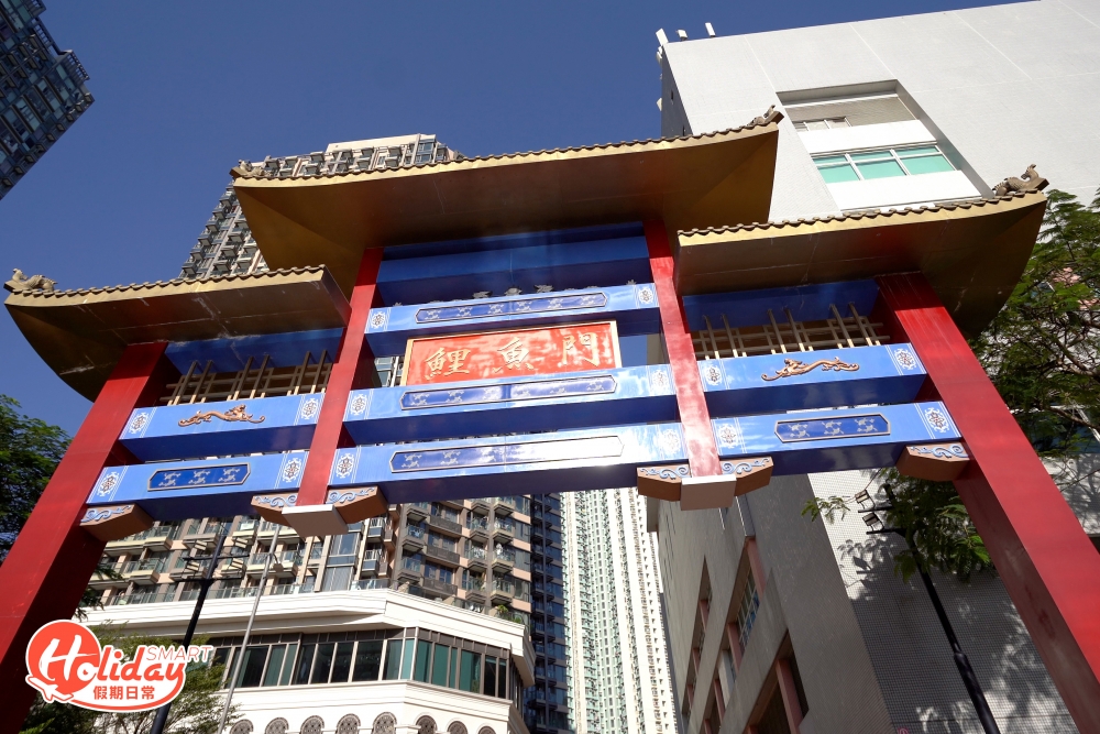 首先在鯉魚門牌坊出發,沿著鯉魚門海傍道,向著三家村的方向一直行,不用5分鐘就會到達鯉魚門很出名的海鮮街。