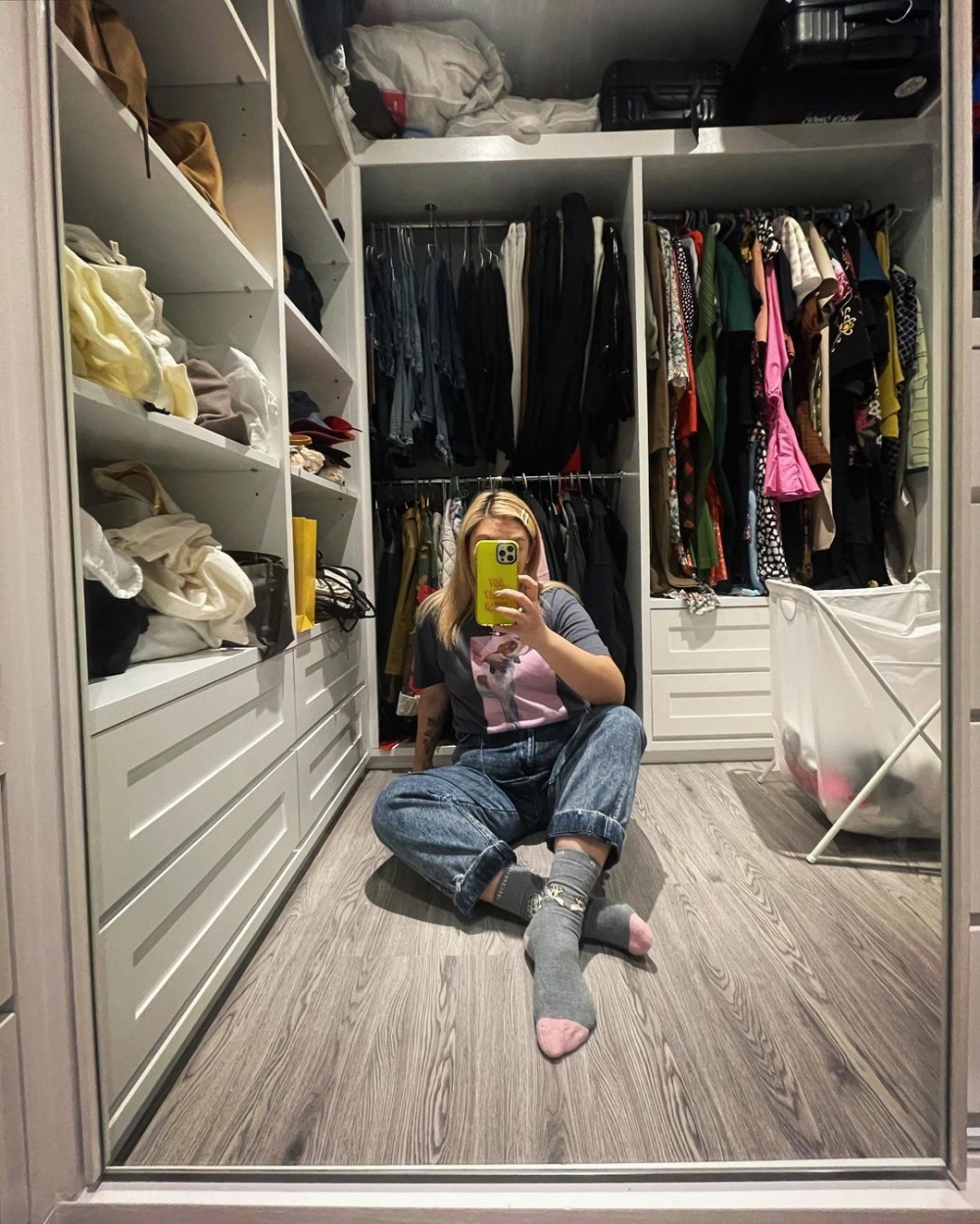 房間內就設有一個衣帽間，擺放咗佢所有嘅衣物～