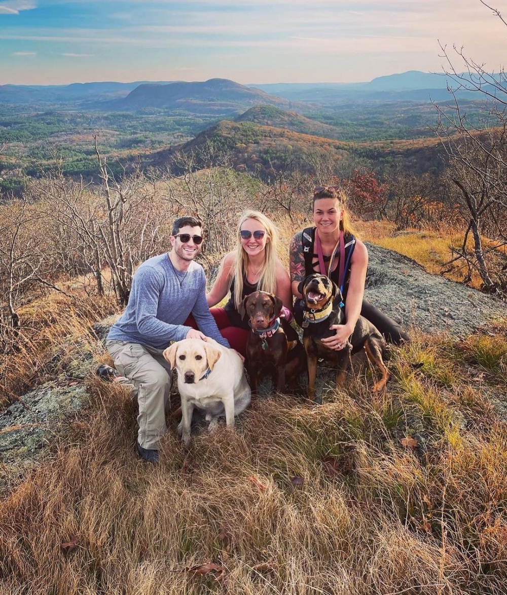 Rebecca表示一開始向家人介紹Marty同Natasha為「朋友」，但喺婚禮前夕佢終於坦白佢哋嘅3人關係