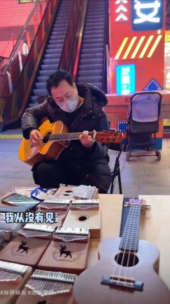 黎耀祥前方有一個擺滿輕型樂器桌子