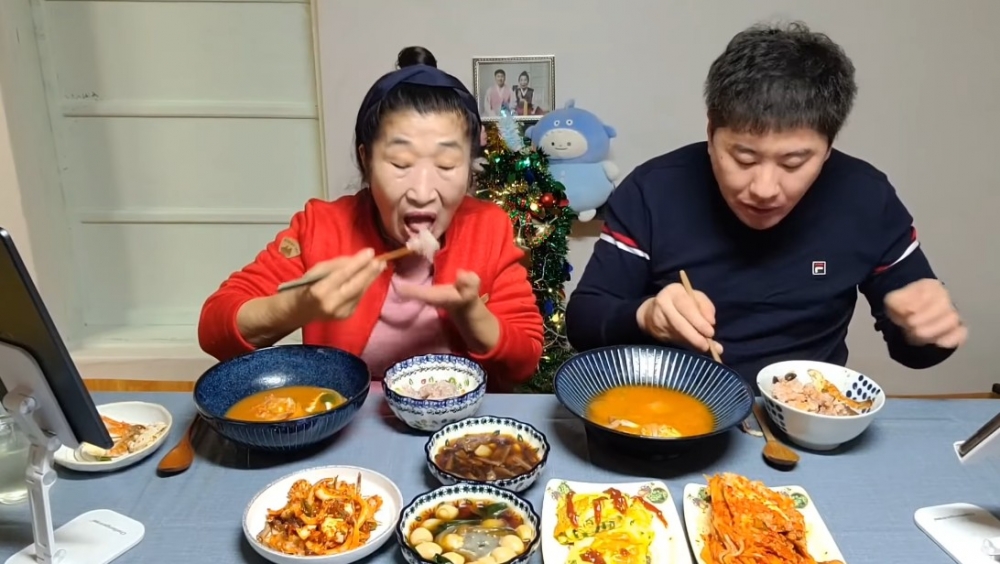 直到而家,佢哋亦經常上載兩人食飯嘅影片,令唔少網民都開始對佢哋嘅感情另眼相看!