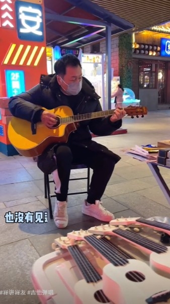 相信佢係借了一小販攤子拍片