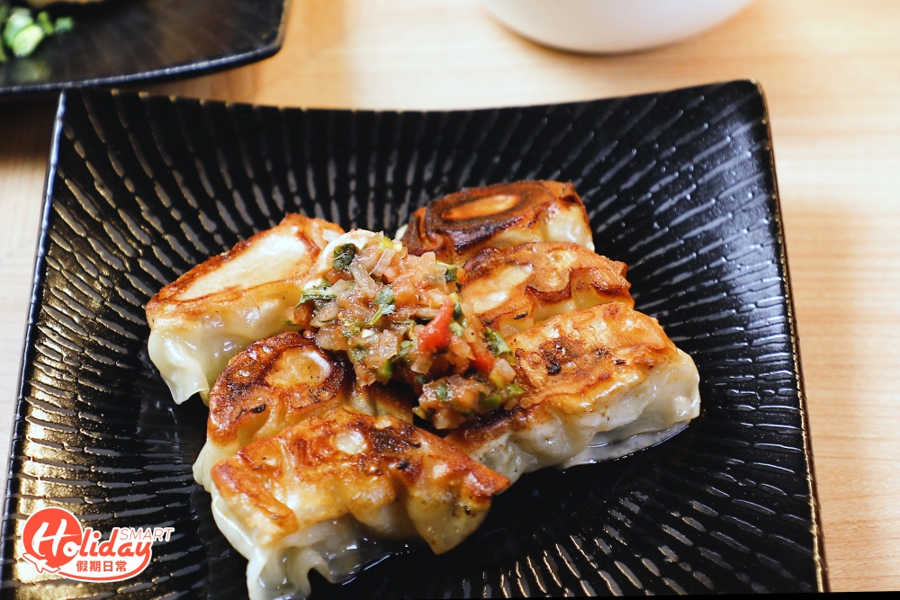 店員推介即煎餃子,餃子內餡由豬肉、雞肉和洋蔥混合而成,一共有3款口味。