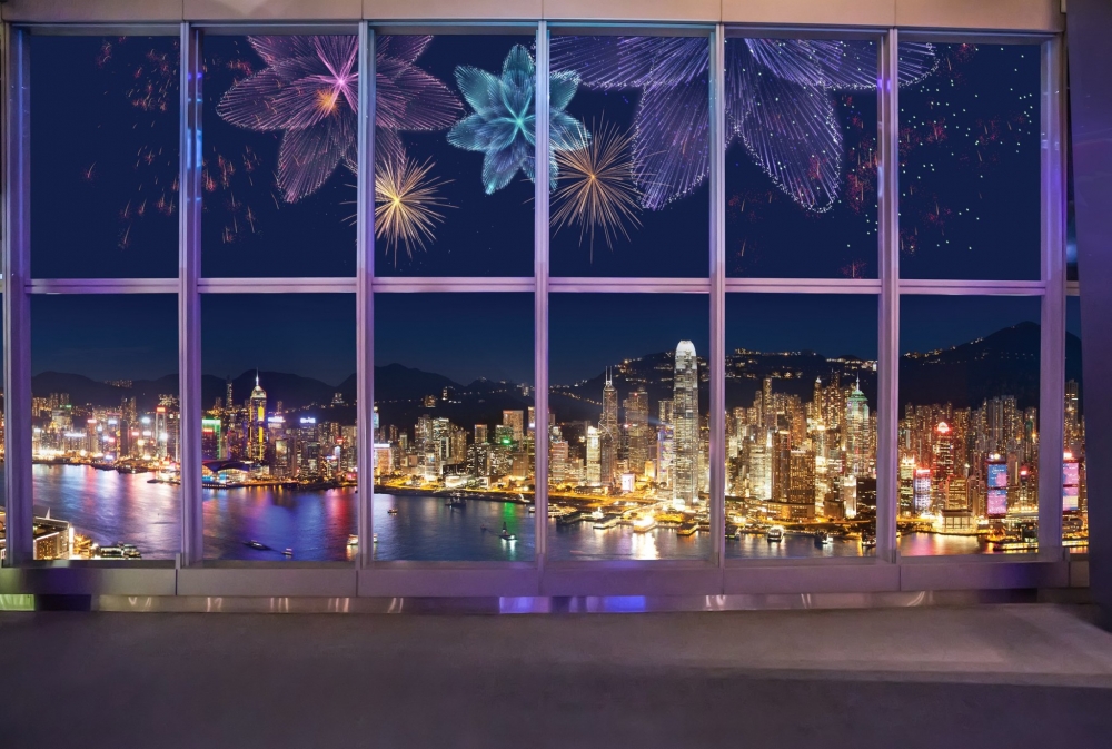 一邊欣賞著360度無敵維港夜景,一邊倒數跨年!