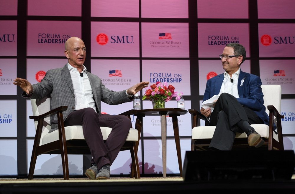 貝佐斯(Jeff Bezos)喺2019年登上全球富豪榜榜首