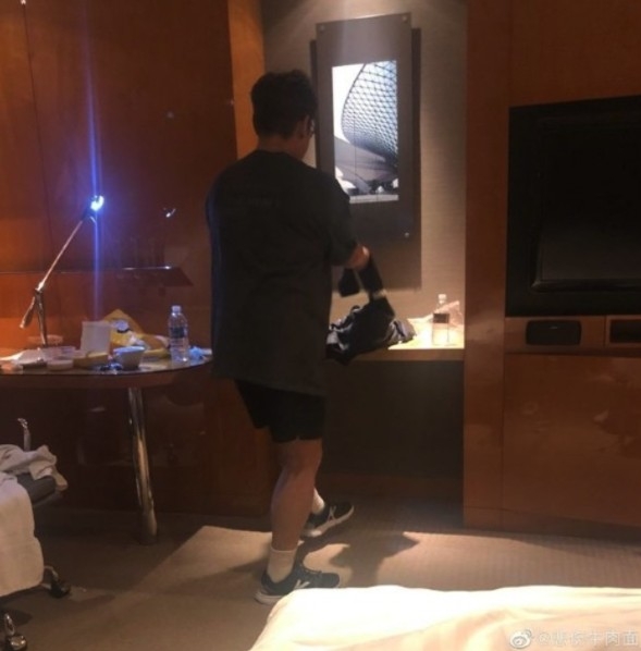 內地男網民大爆女友同某愛國香港男歌手疑似跨越友情關係,並附上幾張爆料圖片!