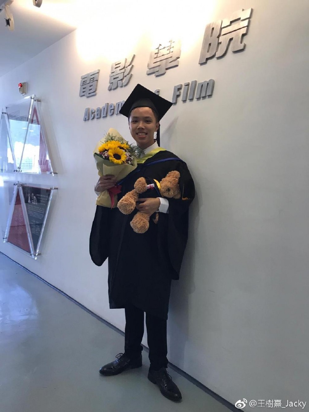 王秉熹於浸會大學電影系畢業，其畢業作品《成長中》更獲得《全球大學電影獎》嘅「浸大電影特別推薦獎」
