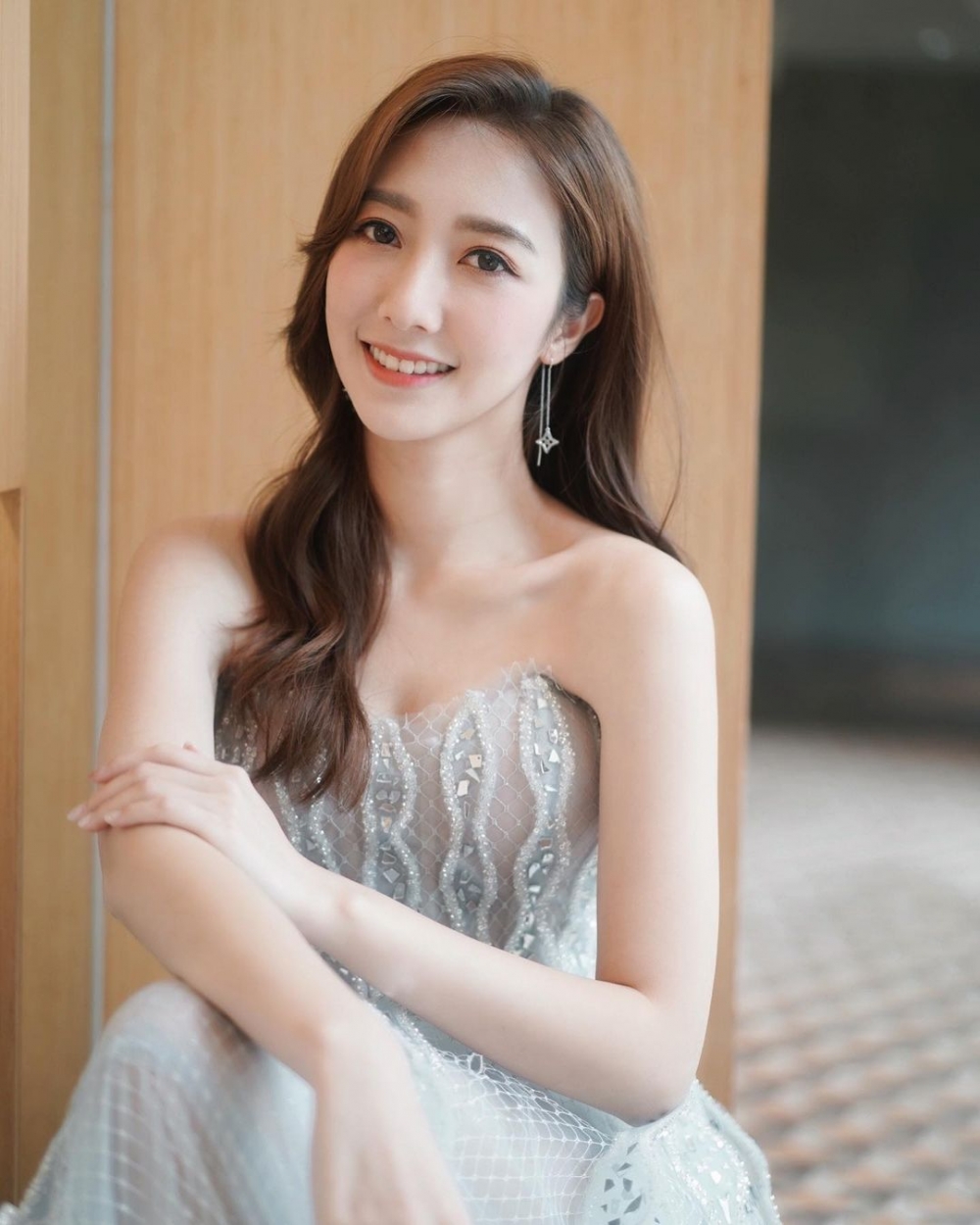 最近有指何依婷做女一,行頭大升呢。