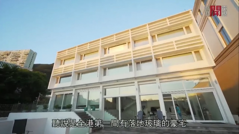 鍾培生帶大家參觀其落地玻璃豪宅