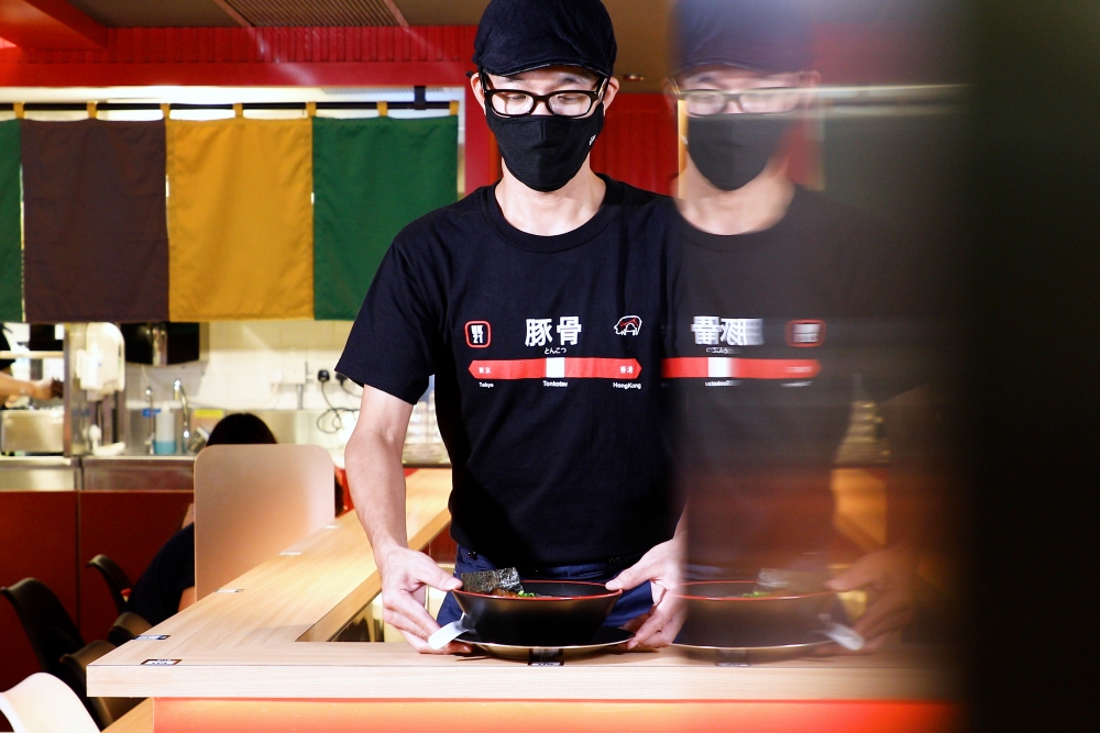 由日籍師傅將新鮮熱辣的食物親自送到客人面前。