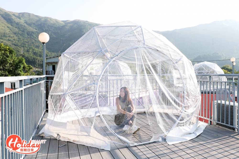 當中6間主題小屋更設有天台,擺放透明圓拱觀星帳篷,可以欣賞日落外,夜晚更可以360度觀賞夜空和星星,相當浪漫。