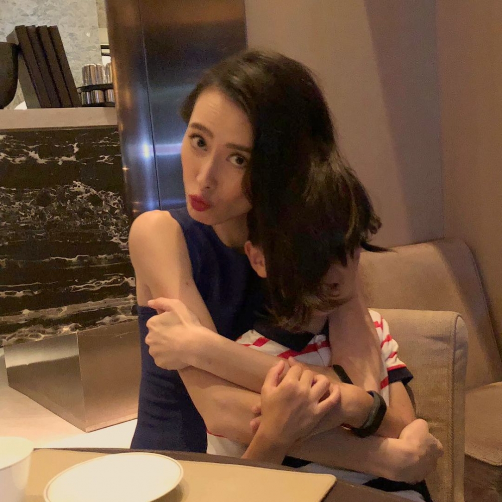 現年33歲嘅梁洛施（Isabella）分別喺2009年同2010年為李澤楷誕下3個兒子