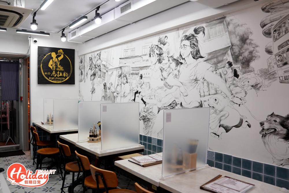 店舖裝潢最特別設有巨型手繪壁畫牆,畫上有店主家貓以及青龍水上樂園、單車公園等大圍經典地標,打卡一流。