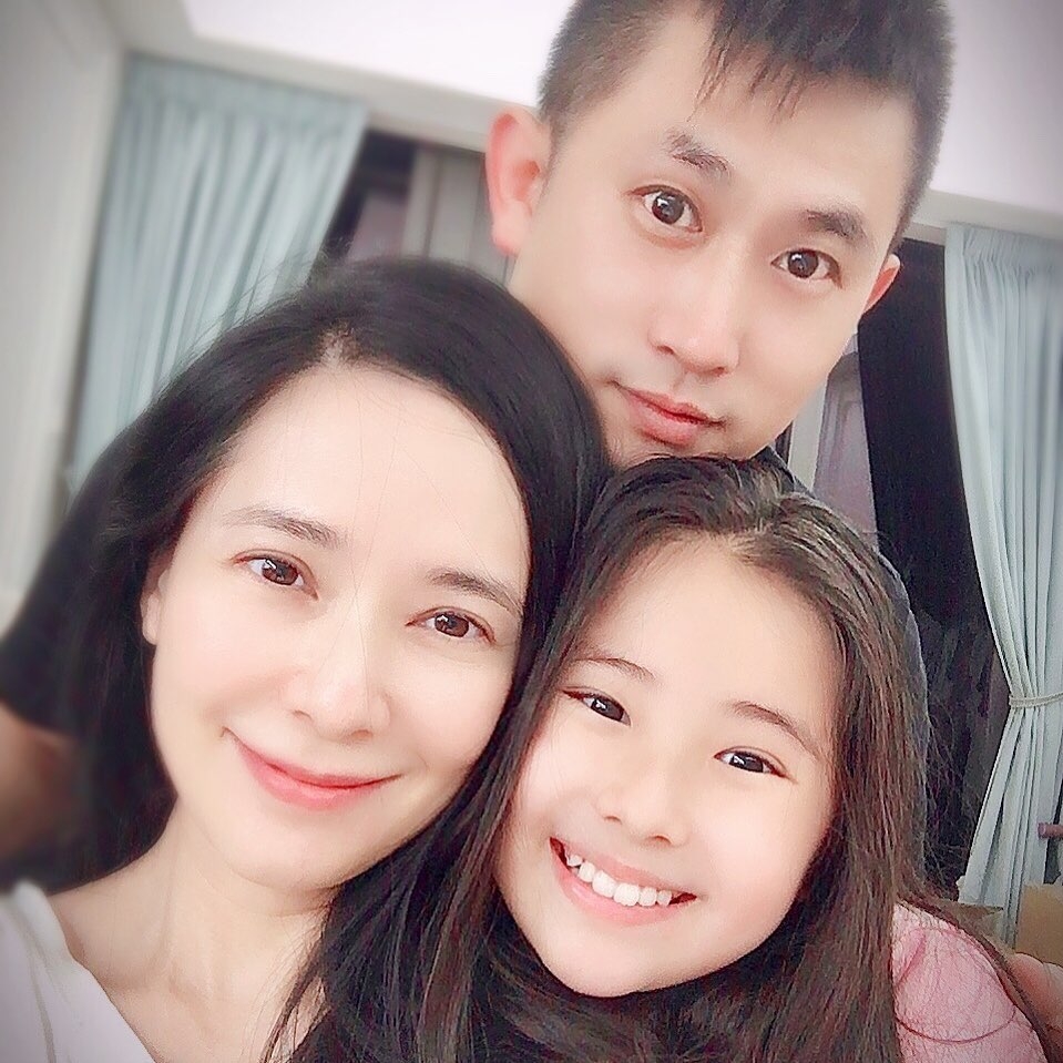 郭羨妮上載咗一家三口嘅照片,而囡囡Kylie嘅樣貌就成為咗大家嘅焦點!