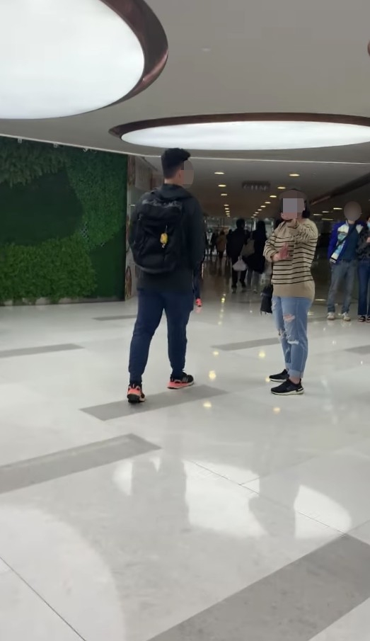 影片最後女士走出商場範圍並繼續大罵:「完全唔合理!唔係食唔食嘅問題,你數據又畀唔到我!」