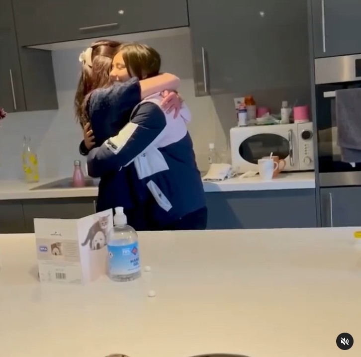 開放式嘅廚房設備非常齊全，相信佢哋一家人平時應該都成日煮嘢食！