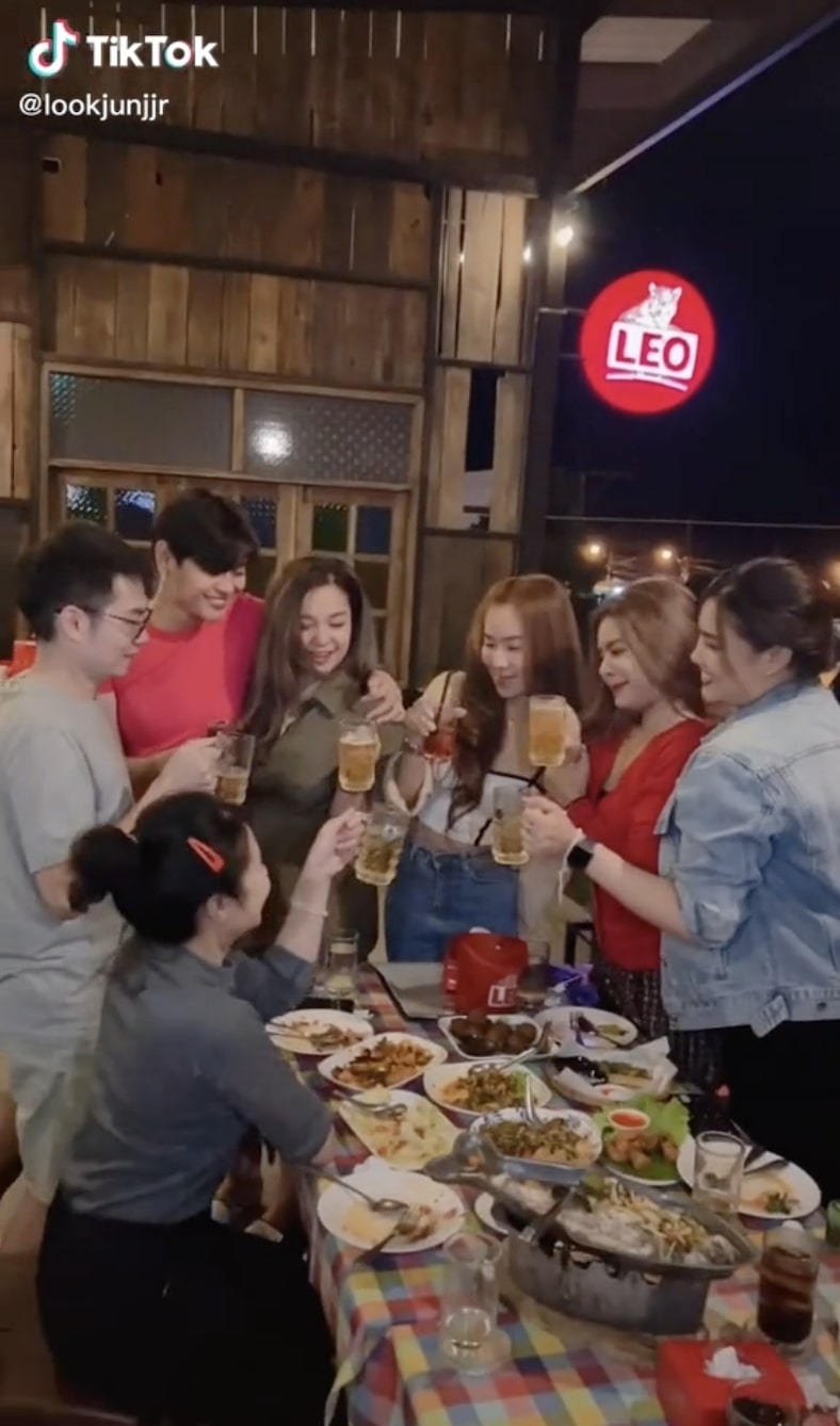泰國女幫男友悉心打扮,變成火辣女生參加朋友聚會