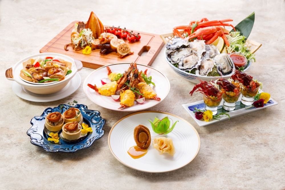 城景國際推出鮑魚‧花膠‧海鮮自助晚餐，可以任食生蠔、雪花蟹腳、藍青口和鮮螺等，每位客人免費獲贈碧綠蠔皇花膠扣鮑魚一客，而當月生日客人更可享生日蛋糕半磅，記得要提早2天預約。