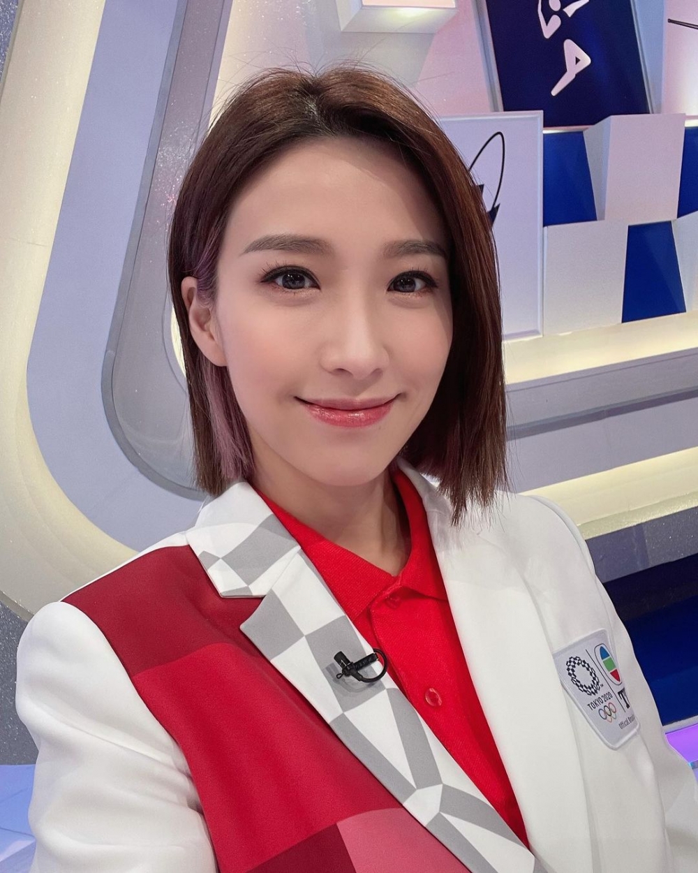 2002年姚子羚報名參加新城電台廣播比賽獲勝,同年獲TVB8邀請參加《TVB8全能主持比賽》勇奪冠軍,正式加入電視圈