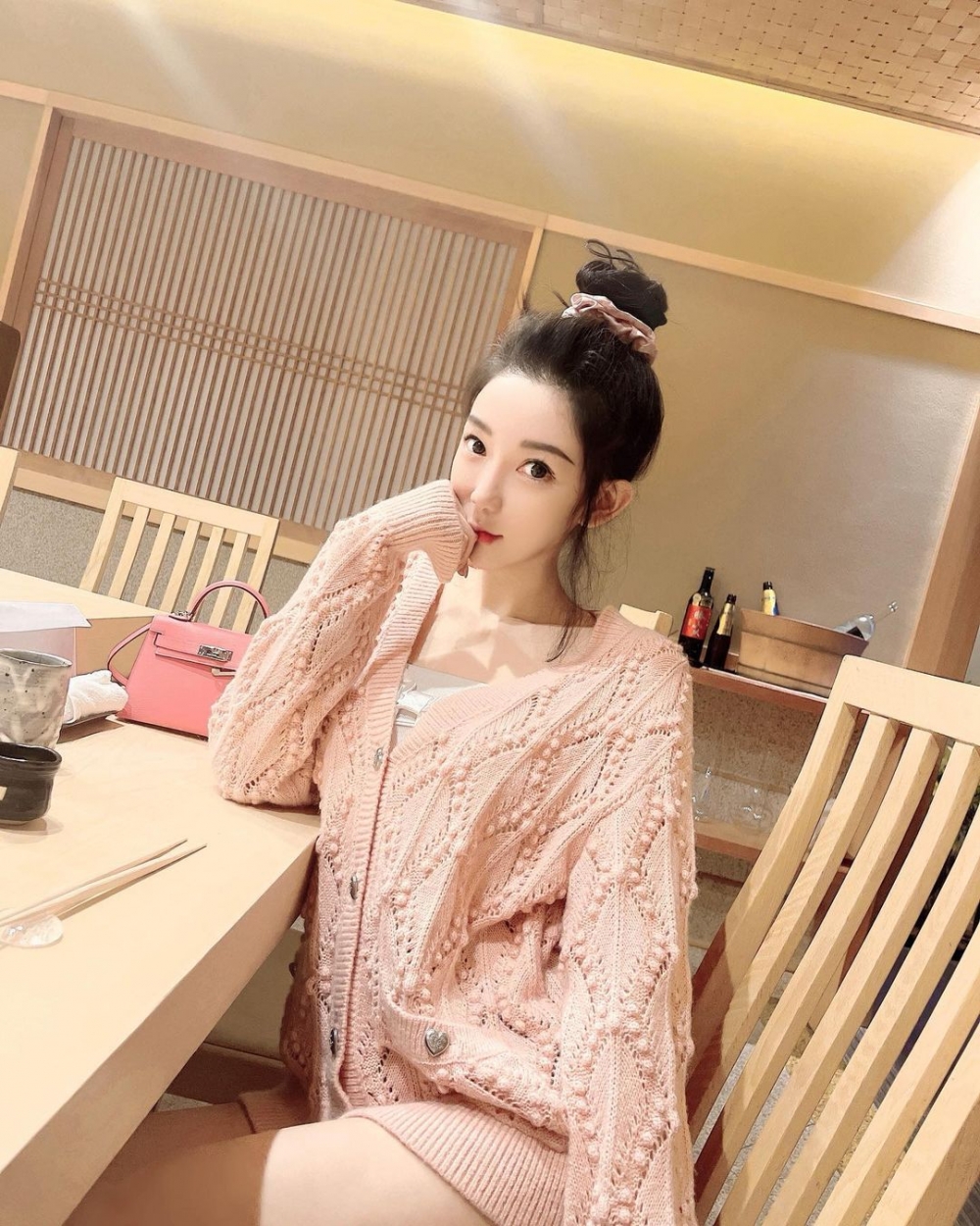 退出娛樂圈後Cammi生活質素似乎越嚟越好,不時大晒名牌袋,淨係Hermès mini Kelly佢都有兩個