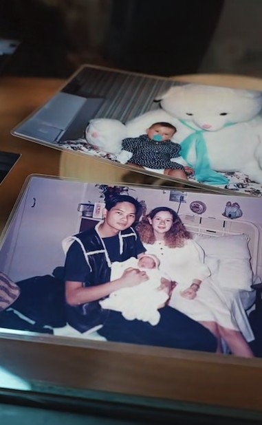 謝嘉怡表示自己最鍾意呢張一家三口嘅照片！