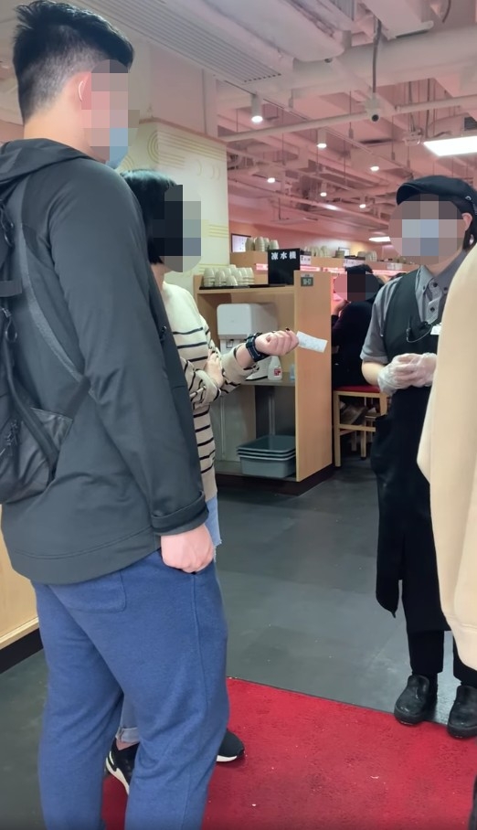 女士指佢籌號已過,但要求店員為佢「補飛」安排入座。