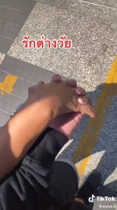 兩人仲開設咗個情侶Tiktok帳號，分享情侶日常生活～