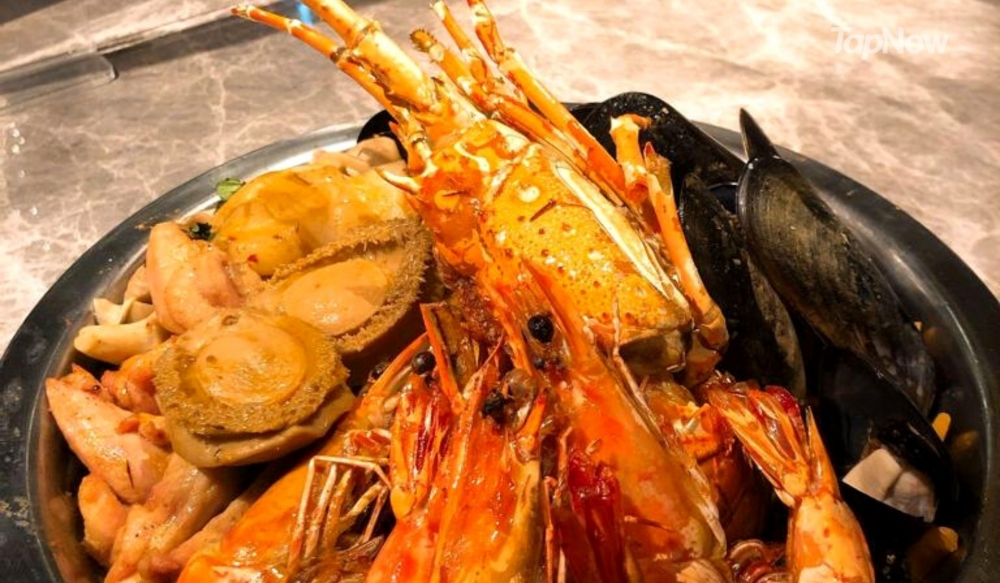 Fast Gourmet推出全港首創酥⽪龍蝦盆菜