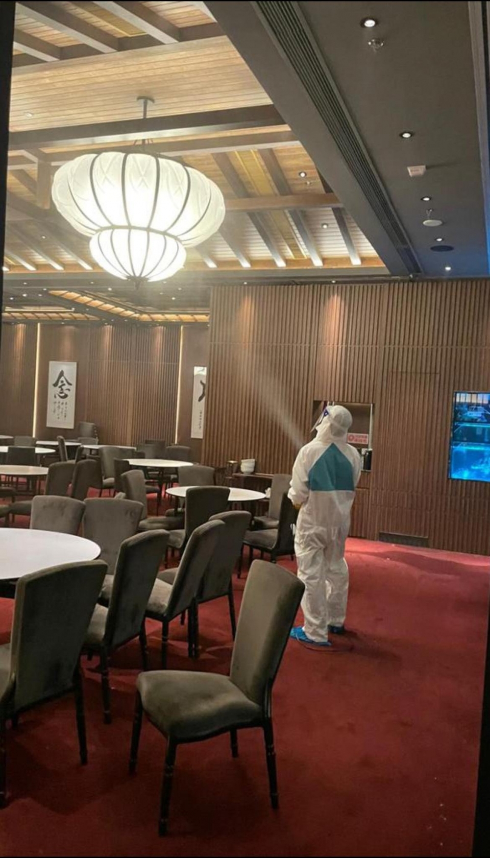 望月樓22名員工指每晚輾轉反側喺度諗佢哋究竟做錯啲咩搞到家人、小朋友都要入竹篙灣。