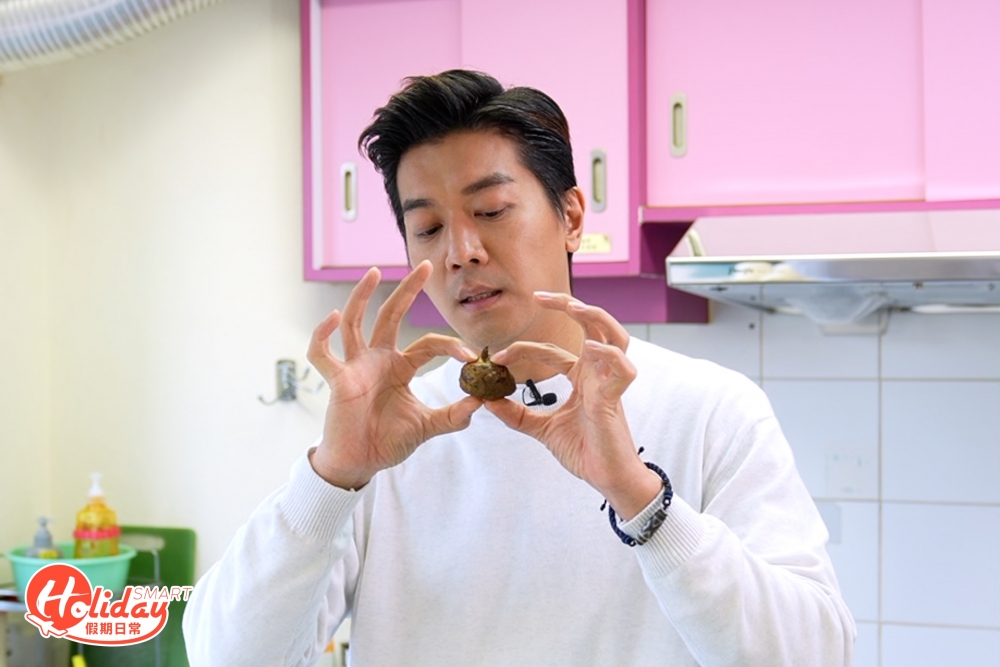 黎諾懿亦趁機會分享選擇馬蹄的小方法,「可以用手指上下按壓,感覺較硬身為佳」,不過黎諾懿提醒如果想在家自製馬蹄糕,建議選擇已經處理好及切好的馬蹄會較為方便。
