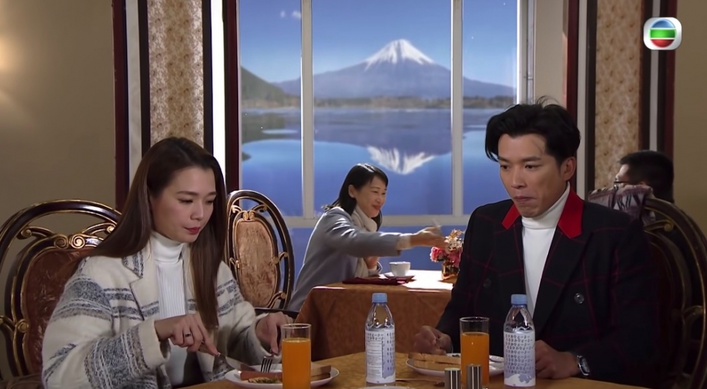 劇情中嘅窗外不時都會出現日本地標富士山。