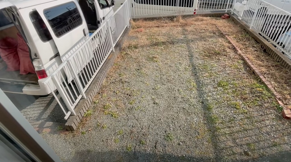 屋外嘅車位旁邊,有一個小花園畀住戶種嘢