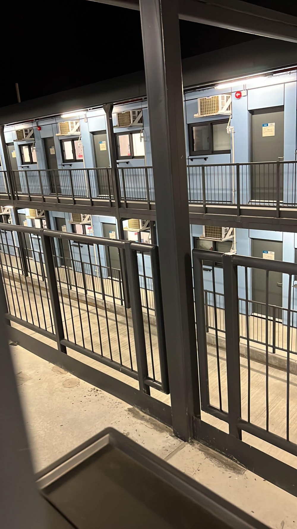 望月樓員工表示疫情爆發至今，中菜從業員首當其衝：「呢3年間，我地每一個同事都係抱住 "今朝有工今朝返" 嘅心態。」